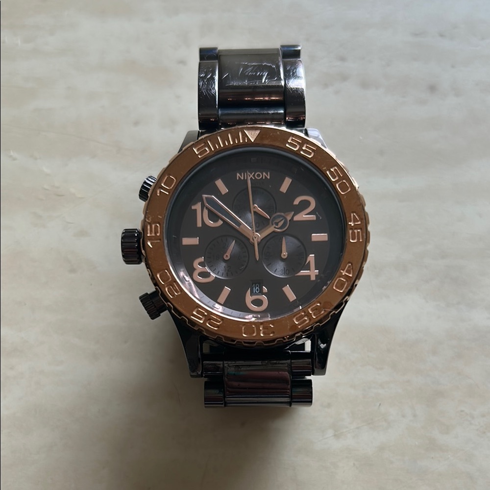 Nixon 42-20 Minimize chronograph watch.